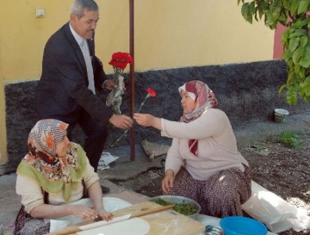 Muhtar Temizlik Kampanyasını Destekleyen Bayanlara Karanfil Dağıttı