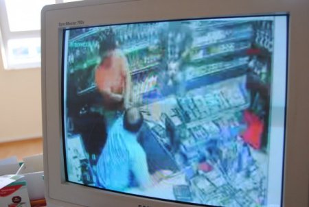 Muhtara bıçaklı saldırı görüntüleri, güvenlik kamerasının önemini gösterdi