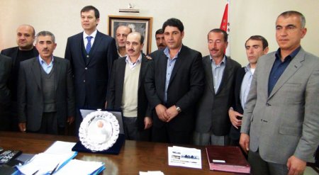 Muhtarlardan Emniyet Müdürü Akgüç’e plaket