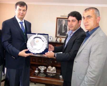 Muhtarlardan Emniyet Müdürü Akgüç’e plaket