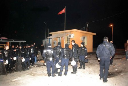 Muhtarlığa Taşlı Molotoflu Saldırı