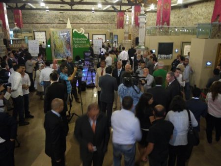 'Mukaddes Yolculuk' Sergisi Dolmabahçe Sanat Galerisi'nde Açıldı