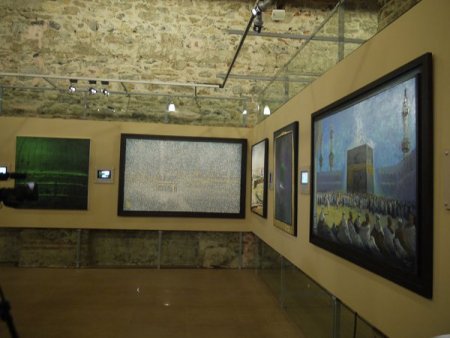 'Mukaddes Yolculuk' Sergisi Dolmabahçe Sanat Galerisi'nde Açıldı