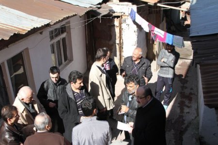 Mültecilere deva oluyorlar