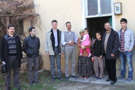 Mültecilere deva oluyorlar