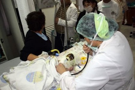 Mum Yakmak İsteyen 2 Buçuk Yaşındaki Çocuk Beşikteki 3 Aylık Kardeşini Yaktı