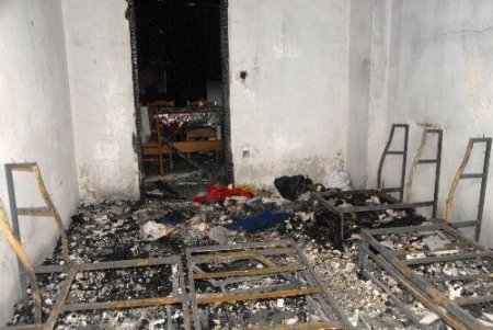 Mumdan çıkan kıvılcım bir evi kül etti