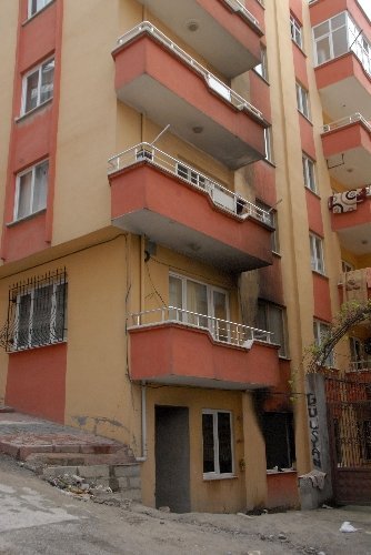 Mumdan çıkan kıvılcım bir evi kül etti