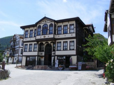 Mümkünlü’nün yıldızı parladı evlerin fiyatları yüzde bin 500 arttı