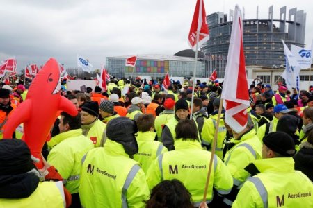 Münihli 200 havalimanı çalışanı Strasbourg’da gösteri yaptı