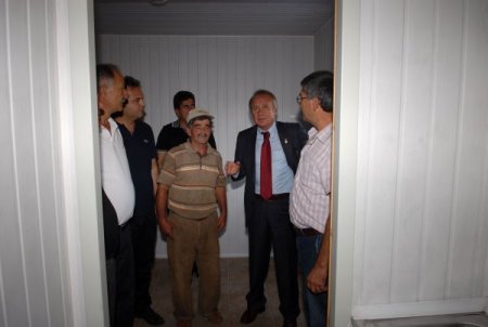 Muratpaşa Belediyesi, 2 ay önce evi yanan aileye konteyner hediye etti