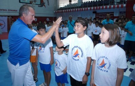 Muratpaşa Yaz Spor Okulu, sertifika dağıtımıyla sona erdi