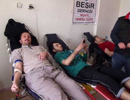 Muş Beşir Derneği'nden kan bağışında Kızılay'a destek