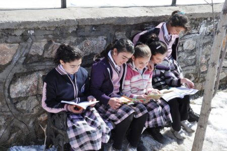 Muş Hasköy’de YBO öğrencileri ders arası ve yemek sırasında dahi kitap okuyor
