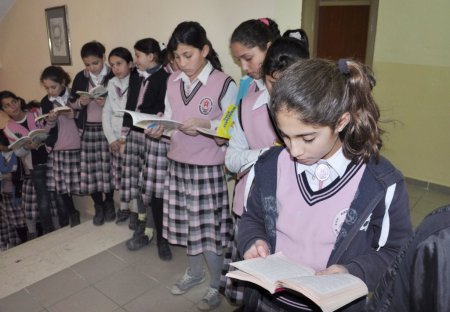 Muş Hasköy’de YBO öğrencileri ders arası ve yemek sırasında dahi kitap okuyor