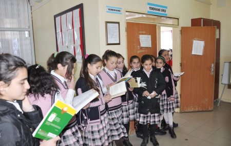 Muş Hasköy’de YBO öğrencileri ders arası ve yemek sırasında dahi kitap okuyor