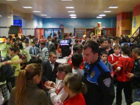 Muş polisi 600 çocuğu sinemaya götürdü