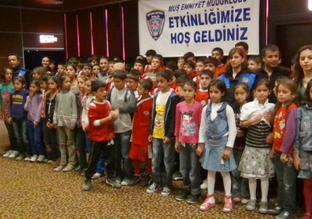 Muş polisi 600 çocuğu sinemaya götürdü
