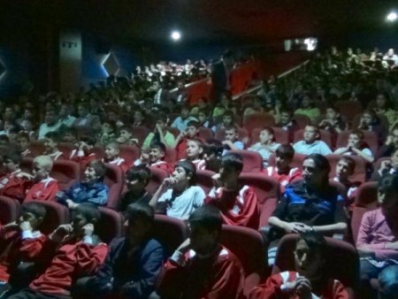 Muş polisi 600 çocuğu sinemaya götürdü