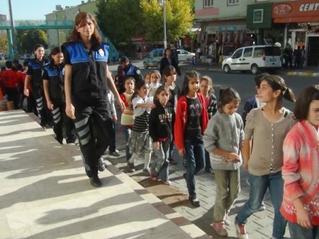 Muş polisi 600 çocuğu sinemaya götürdü