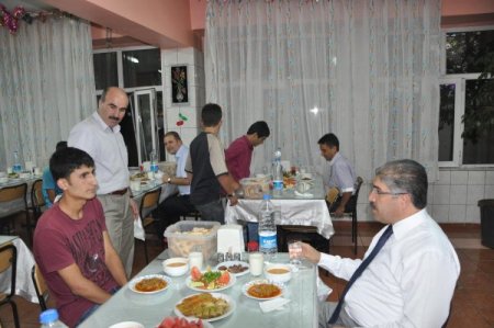 Muş Valisi Çınar, Muş Yetiştirme Yurdu'nda Kalan Öğrencilerle İftar Yaptı