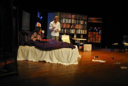 Musa Uzunlar'ın Yönettiği 'kara Kaplı' Tiyatro Oyunu Alanya'da Sergilendi