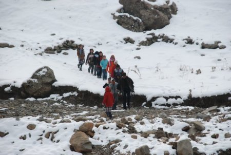 Muşlu Öğrencilere 8 Kilometrelik Okul Yolunda Tüfekli Koruma