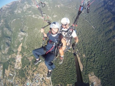 Müslüman olan Romanyalı genç, sünnet öncesi paraşütle uçuruldu