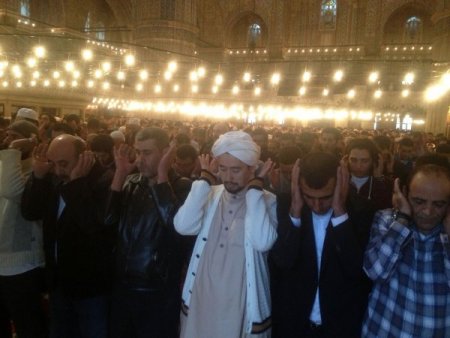 Müslümanlar, Bayram namazında camileri doldurdu