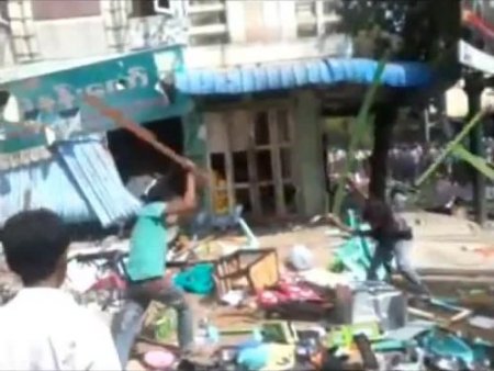 Müslümanlara ait ev ve iş yerlerine böyle saldırdılar