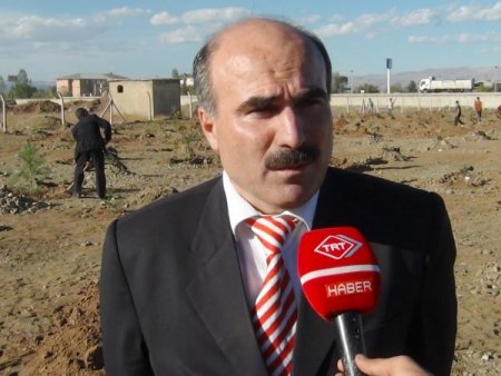 Muş'ta 200 çocuk, 10 dönümlük alana 400 fidan dikti