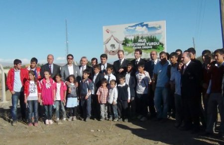Muş'ta 200 çocuk, 10 dönümlük alana 400 fidan dikti
