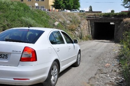 Muş’ta 60 yıllık tünel köy halkını bezdirdi
