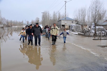Muş’ta dereler taştı evler sular altında kaldı