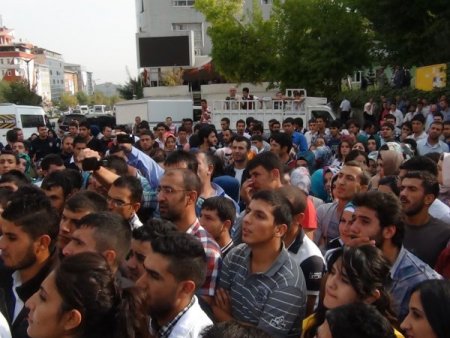 Muş'ta derslere geç kalan üniversite öğrencileri yol kesti