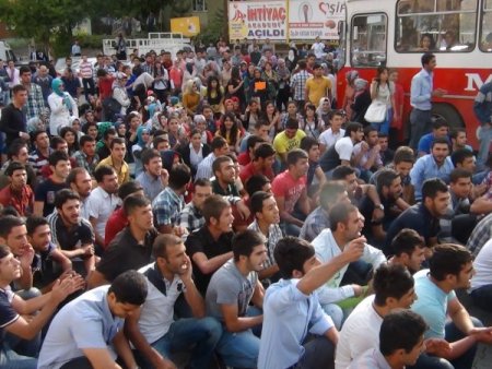 Muş'ta derslere geç kalan üniversite öğrencileri yol kesti