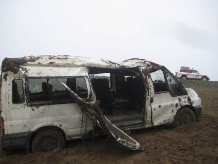 Muş’ta Düğün Minibüsü Şarampole Yuvarlandı: 20 Yaralı