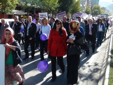 Muş’ta kadın hakları için renkli kortej