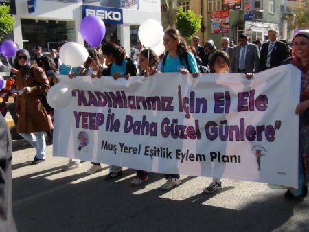 Muş’ta kadın hakları için renkli kortej