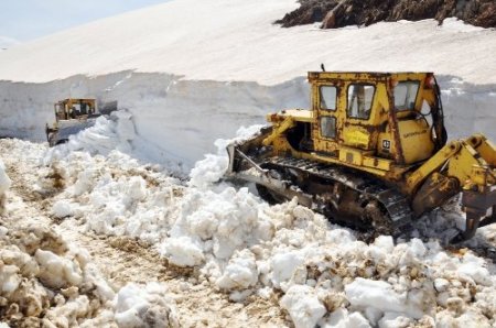 Muş'ta kar nedeniyle kapalı köy yolunu açmak için ekipler 4 gündür çalışıyor