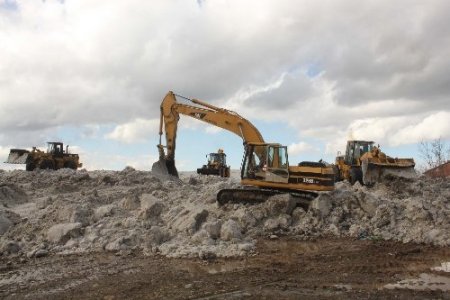 Muş'ta karma mücadelede toplanan karlar eritilmeye çalışılıyor