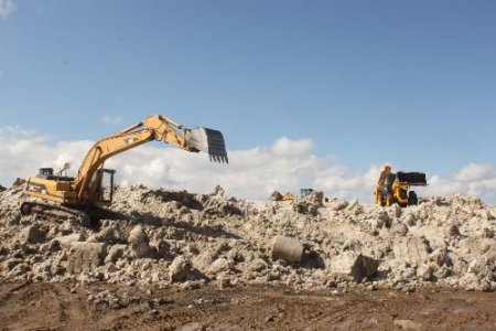 Muş'ta karma mücadelede toplanan karlar eritilmeye çalışılıyor