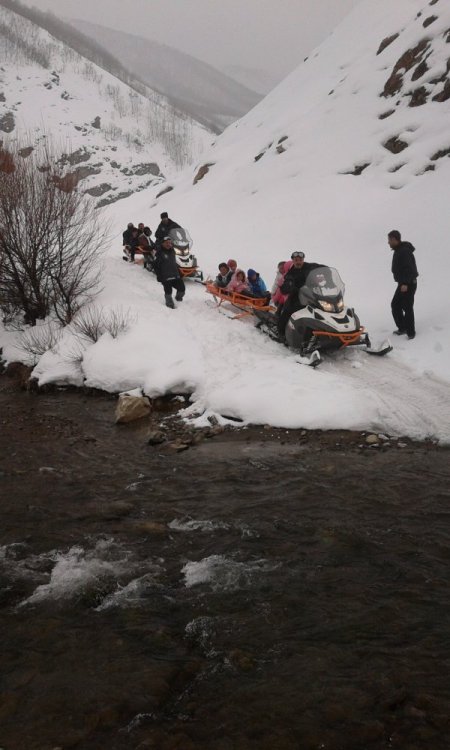 Muş'ta öğrenciler kar motorları ile okullarına ulaştırıldı