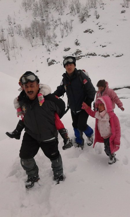 Muş'ta öğrenciler kar motorları ile okullarına ulaştırıldı