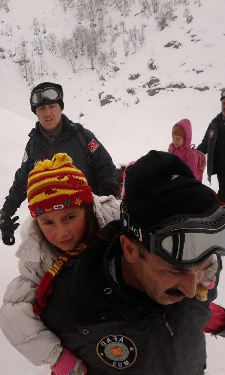 Muş'ta öğrenciler kar motorları ile okullarına ulaştırıldı