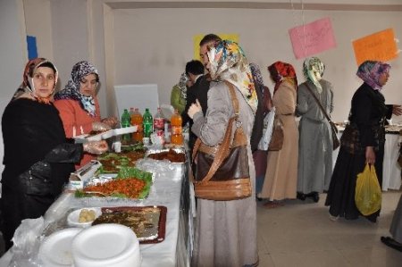Muş'ta öğrenciler yararına düzenlenen kermes büyük ilgi gördü