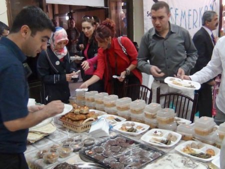 Muş'ta öğrenciler yararına kermes