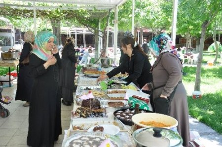 Muş’ta öğrenciler yararına kermes düzenledi