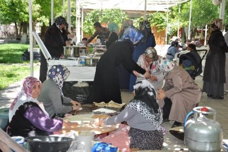 Muş’ta öğrenciler yararına kermes düzenledi