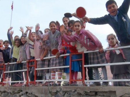 Muş'ta sportif başarılarıyla öne çıkan öğrenciler, spor salonu istedi